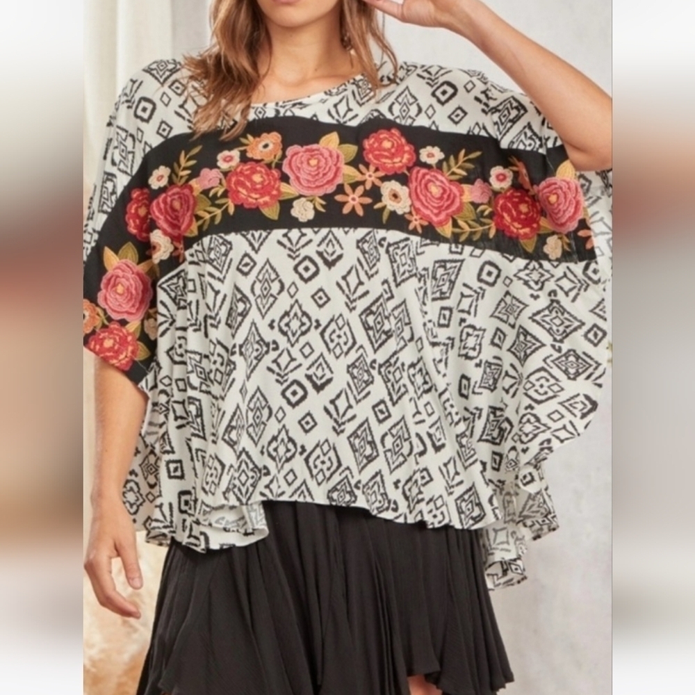 NWT Savanna Jane Boho Embroidered Floral Geometric Poncho Top Size S/M